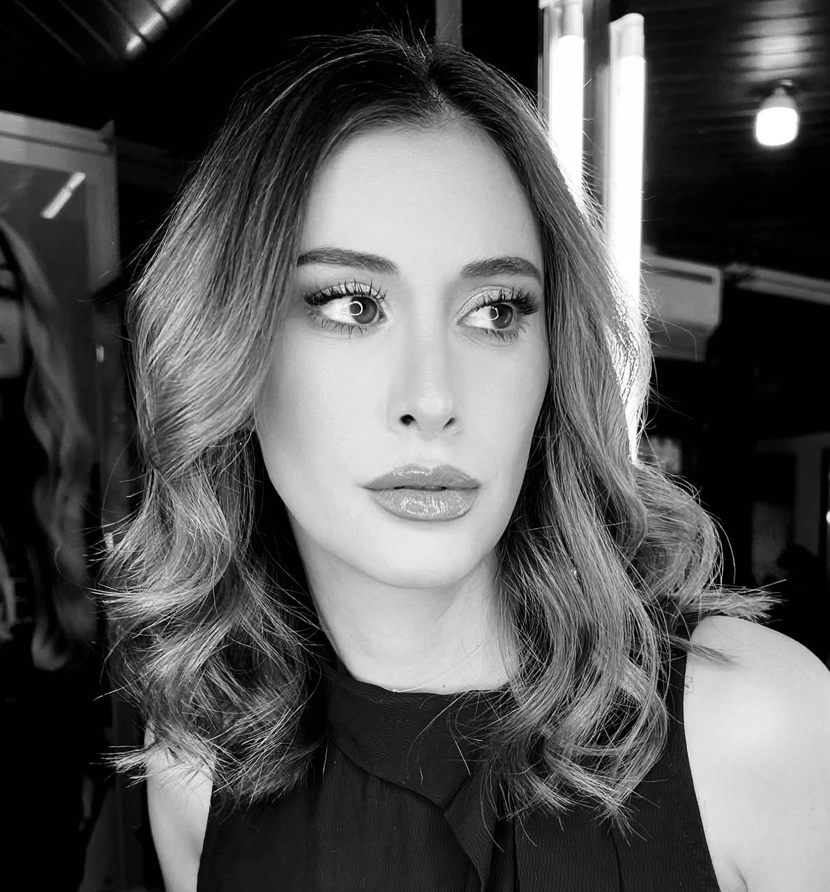 Retrato en blanco y negro, mirada de costado